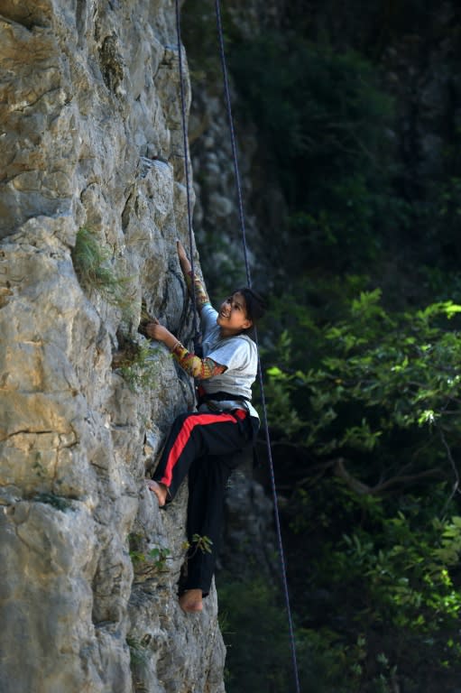 Chinese Climbers Scale Giant Bra - Climbing Business Journal