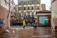 L'Amministrazione comunale di Venezia presenterà richiesta di stato di crisi alla Regione Veneto. Il sindaco Brugnaro: "Tutti i cittadini e le imprese raccolgano materiale utile a dimostrare i danni subiti con fotografie, video, documenti o altro nei prossimi giorni comunicheremo le modalità precise per la richiesta di contributo". Disposta intanto la chiusura delle scuole di Venezia e isole di ogni ordine e grado. (Photo by Giacomo Cosua/NurPhoto via Getty Images)