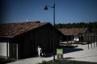 El pueblo se llama Village Landais Alzheimer y no es una residencia de ancianos al uso. Los enfermos tienen la libertad de seguir llevando su vida como ellos deseen, en la medida en la que sea posible. (Foto: Philippe Lopez / AFP / Getty Images).