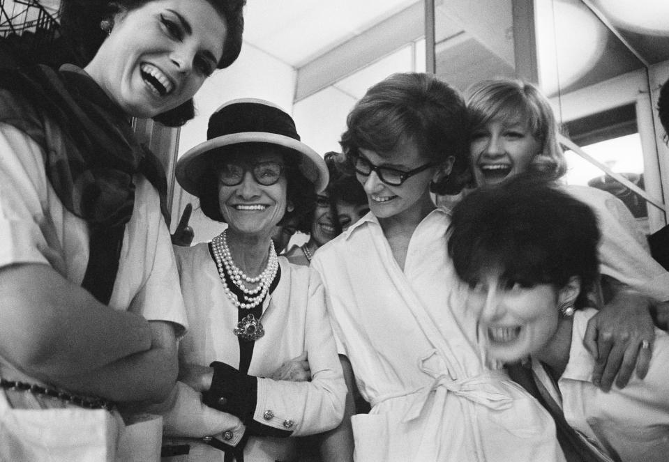 Arena: Coco Chanel Unbuttoned,15-09-2023,Coco Chanel,Coco Chanel with a group of models in the Chanel studio.,Getty,Douglas Kirkland