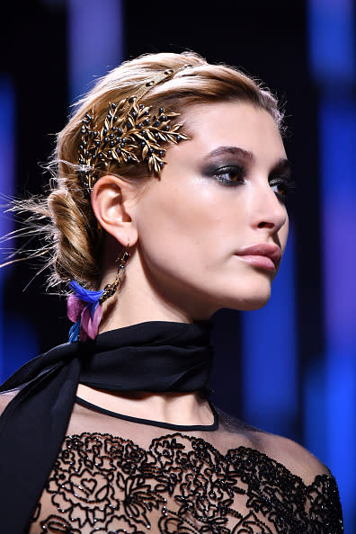 <p>Un recogido lateral suena como el peinado ideal para una boda de noche. Inspírate en el look que Hailey Baldwin lució en el último desfile de Elie Saab. El acabado del chongo es natural; son el maquillaje y los accesorios los que le dan un <em>upgrade</em>. – <em>Foto: Pascal Le Segretain/Getty Images </em> </p>