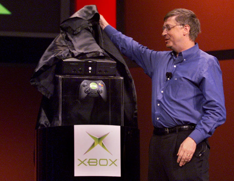 Bill Gates stellt 2001 die erste Xbox als 