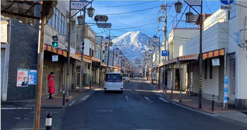 富士山是許多遊客到訪日本時必去朝聖拍照的景點。（圖／翻攝推特）
