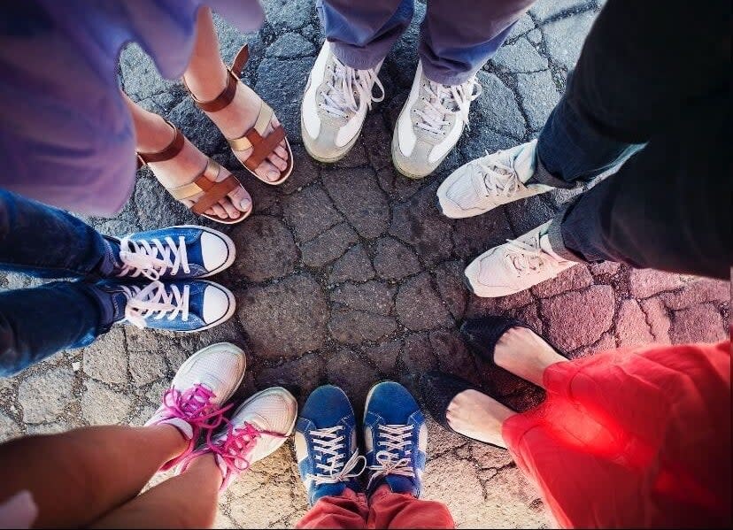 a bunch of feet in a circle