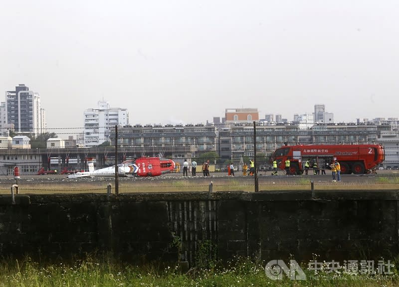 高雄小港機場7日下午發生直升機墜落事件，初步了解 為空勤總隊一架海豚直升機受訓返回降落時，疑受側風 影響而墜落。（中央社）