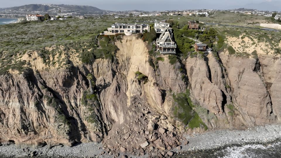 Luxusimmobilien drohen aufgrund eines Erdrutschs nach heftigen Regenfällen am 15. Februar 2024 in Dana Point, Kalifornien, einzustürzen. – Ted Soqui/Sipa USA/AP