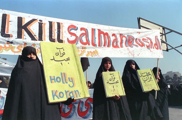 Protestas contra Rushdie en Irán en 1989