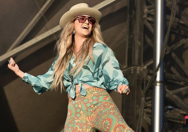 Yellowstone' Actress Lainey Wilson Stuns on Stage in a Crop Top and Bell  Bottoms