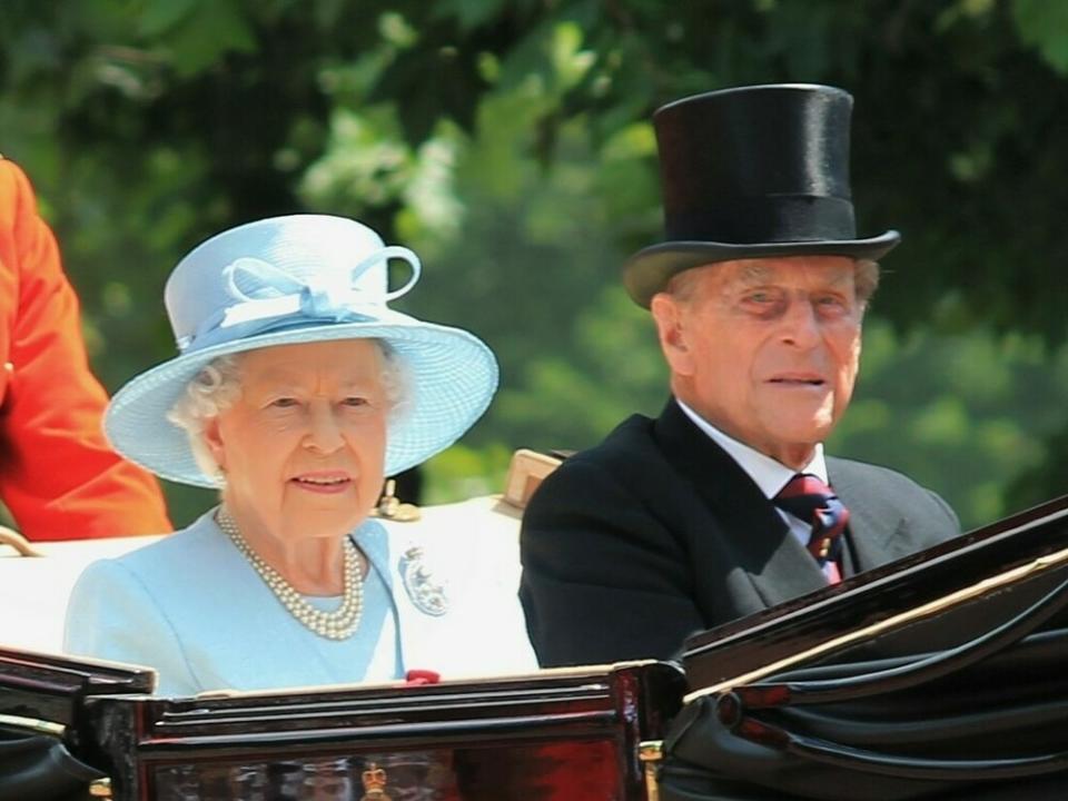 Queen Elizabeth II. darf Prinz Philip nicht im Krankenhaus besuchen. (Bild: Shutterstock.com / Lorna Roberts)