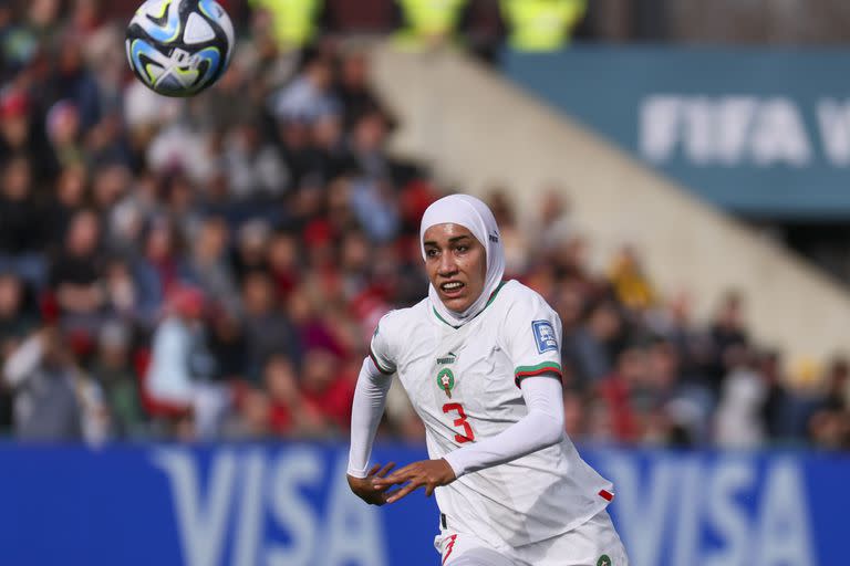 Nouhaila Benzina corre por la pelota en el cotejo entre Corea del Sur y Marruecos