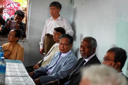 Former U.N. chief Kofi Annan attends a meeting with local leaders at the Aung Mingalar Rohingya internally displaced persons (IDP) camp in Sittwe, Myanmar, September 7, 2016. REUTERS/Wa Lone