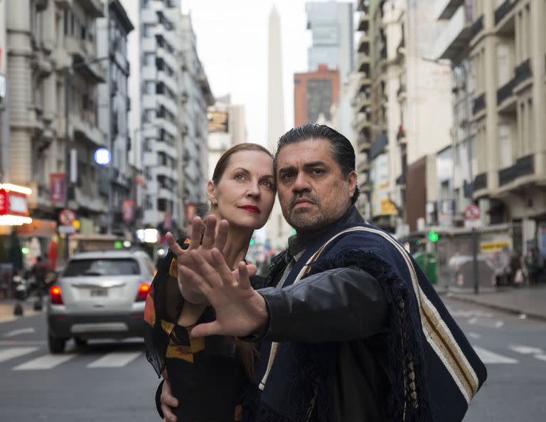 Nicole Nau y Luis Pereyra, en la calle Corrientes