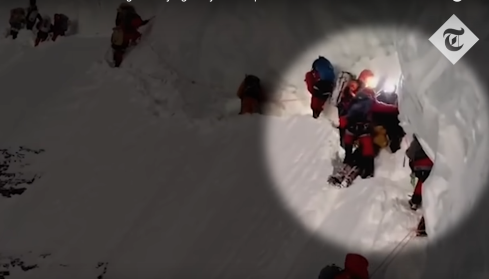 【有片】搬運工倒臥世界第二高峰，身體被登山客跨過（圖片：每日郵報）