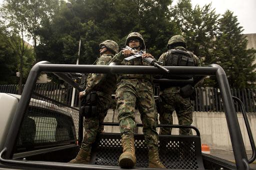 Tropas mexicanas vigilan el 16 de julio de 2013 las instalaciones de Ciudad de México en donde se encontraba detenido el capo de Los Zetas Miguel Angel Trevino (AFP/Archivos | Yuri Cortez)