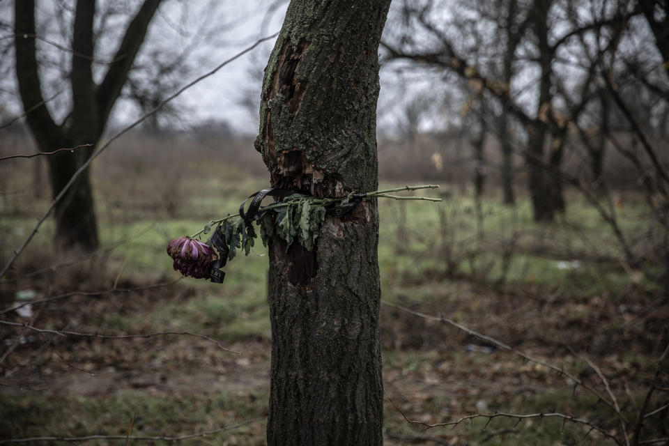 Un memorial en un parque donde, según los residentes, al menos 18 milicianos murieron al comienzo de la guerra en un intento desastroso por emboscar a una columna rusa en Jersón, Ucrania, el 21 de noviembre de 2022. (Finbarr O'Reilly/The New York Times)
