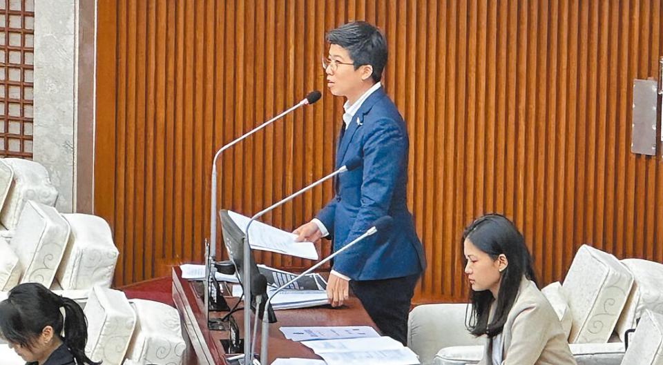 為讓台北市議會有台北大巨蛋舉辦演唱會解套共識，國民黨以提案形成議會決議，議會大會25日審查，社民黨議員苗博雅（中）要求明定議會決議不影響使照變更、未來變更使照註記市府須提高營收分潤比例等條件。（丁上程攝）