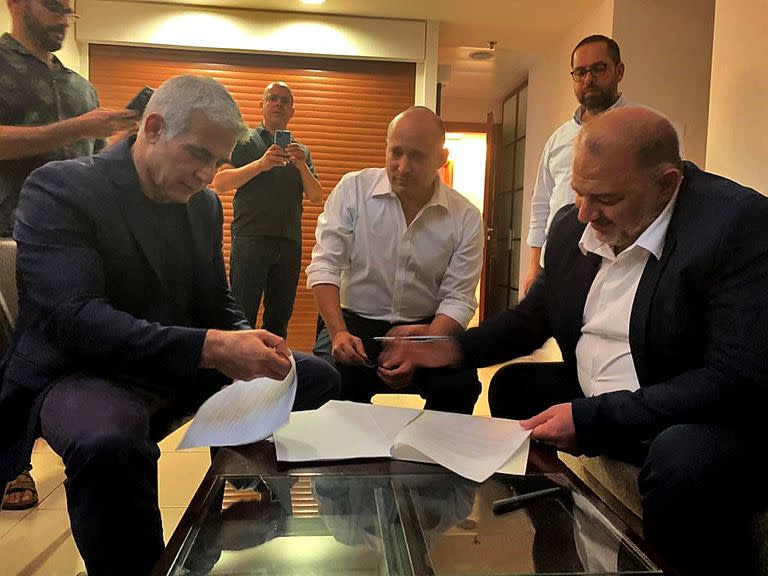 Yair Lapid, Naftali Bennett y Mansour Abbas, que conforman la nueva coalición árabe-israelí