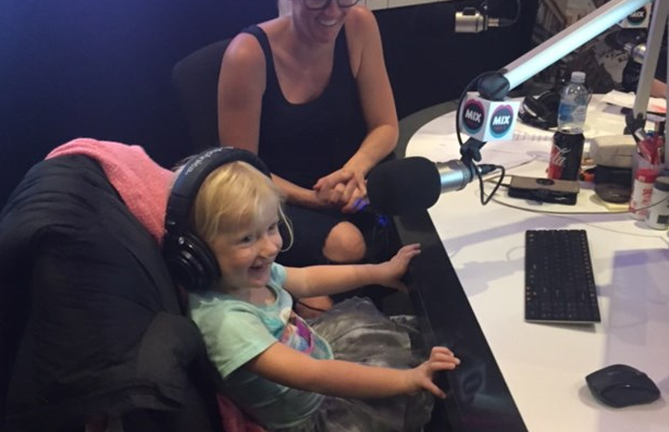 Breakfast host Jodie has received an unreadable letter from her young daughter Summer and is now calling on fans to help her understand what it says. Source: Mix 102.3