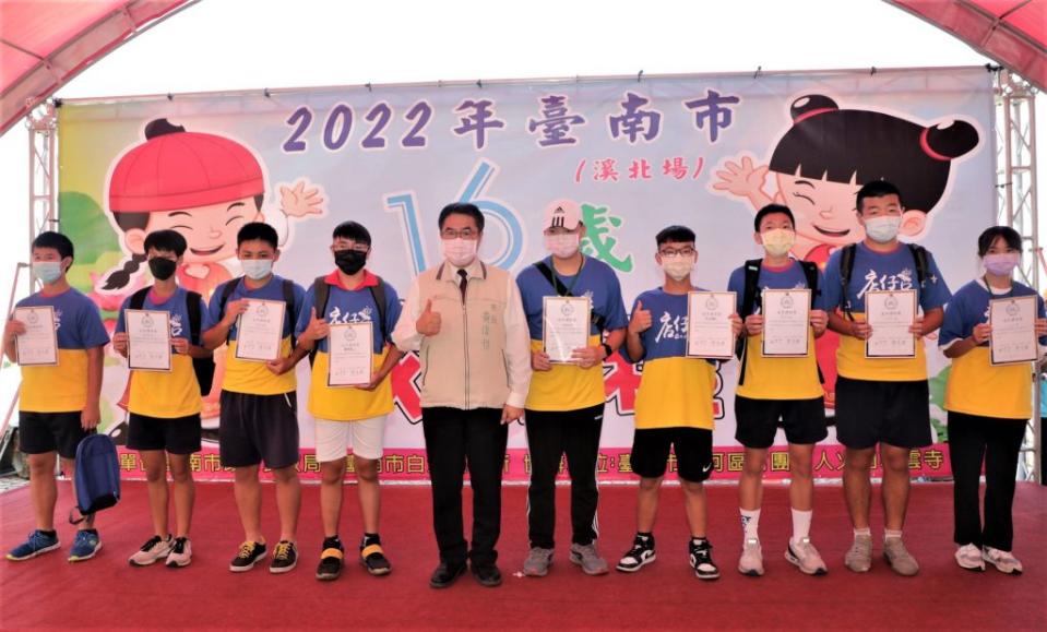 台南市長黃偉哲（圖中）與領到成年禮證書的學子合影。（記者翁聖權攝）