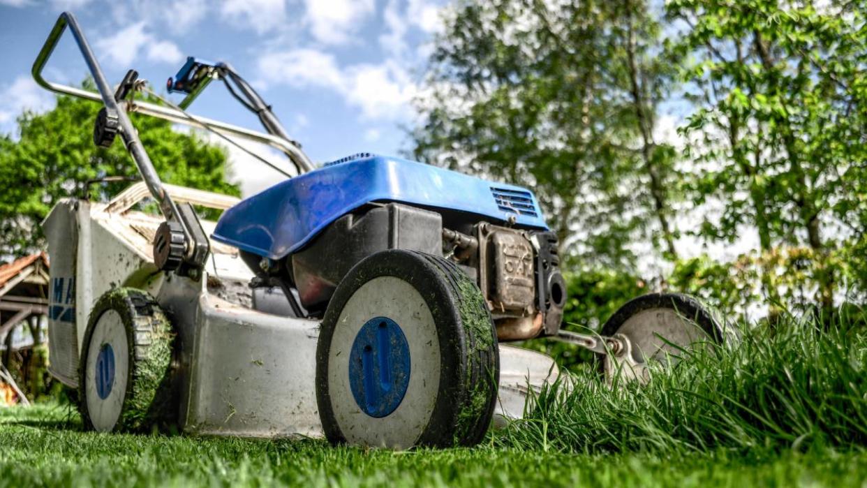  How to clean a lawn mower. 