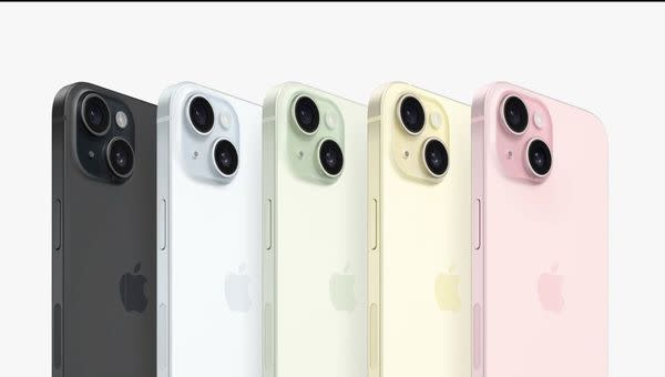 蘋果公司12日舉辦秋季發表會，公布4款新一代智慧型手機，圖為iPhone 15 Plus和iPhone 15。   圖：翻攝蘋果官網