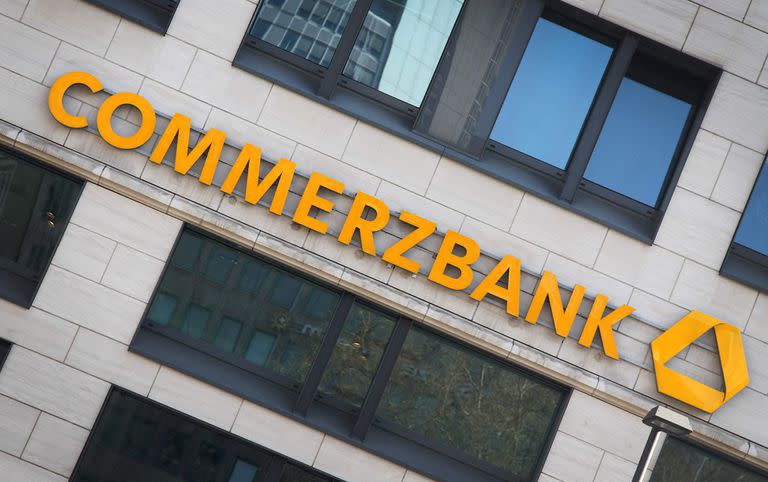 Las acciones de Commerzbank cayeron un 12 por ciento el 13 de marzo de 2023, mientras los mercados se preocupaban por los bancos europeos tras el colapso del prestamista estadounidense SVB y se replicó en las caídas de otros bancos europeos, entre ellos el suizo Credit Suisse que cayó más del 14 por ciento, el español Santander que se desprendió del 7,4 por ciento y el holandés ING que cayó un 8,3 por ciento.