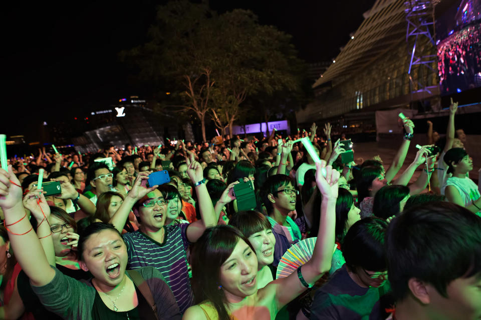 Fans rock to PSY's free showcase at Marina Bay Sands. (Yahoo! photo)