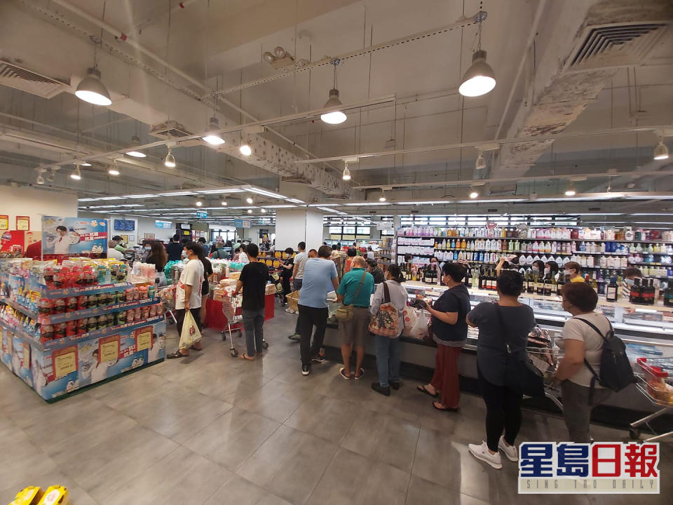 澳門石排灣新苗超市有市民排隊購買物資。網民In Kuong Chu圖片