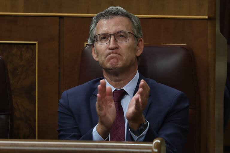 O líder do Partido Popular da oposição, Alberto Núñez Feijoo, aplaude depois que parlamentares espanhóis votaram a favor do reconhecimento pelo Estado espanhol de Edmundo González Urrutia como vencedor das eleições venezuelanas, no Congresso espanhol em Madrid, em 11 de setembro de 2024.