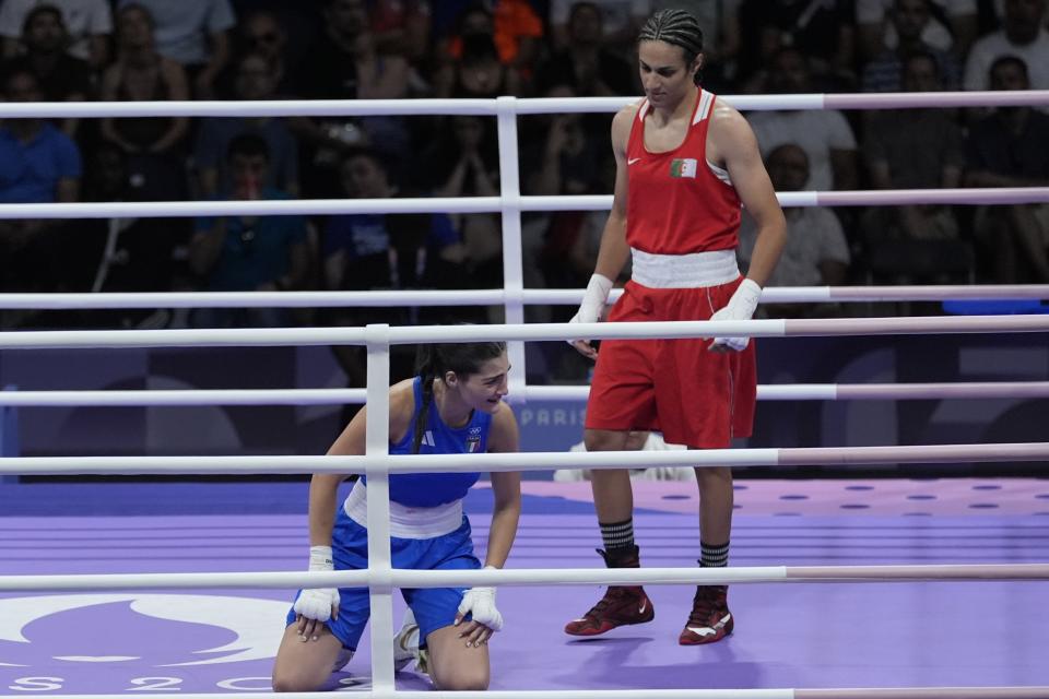 Imane Khelif dari Aljazair, kanan, mengalahkan Angela Carini dari Italia dalam pertandingan pendahuluan tinju putri kelas 66 kg di Olimpiade Musim Panas 2024, Kamis, 1 Agustus 2024, di Paris, Prancis. (Foto AP/John Locher)