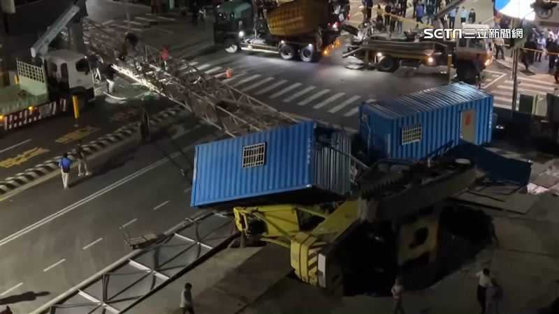 台南工地塌陷施工不當，造成吊臂砸車意外。（圖／三立新聞網）