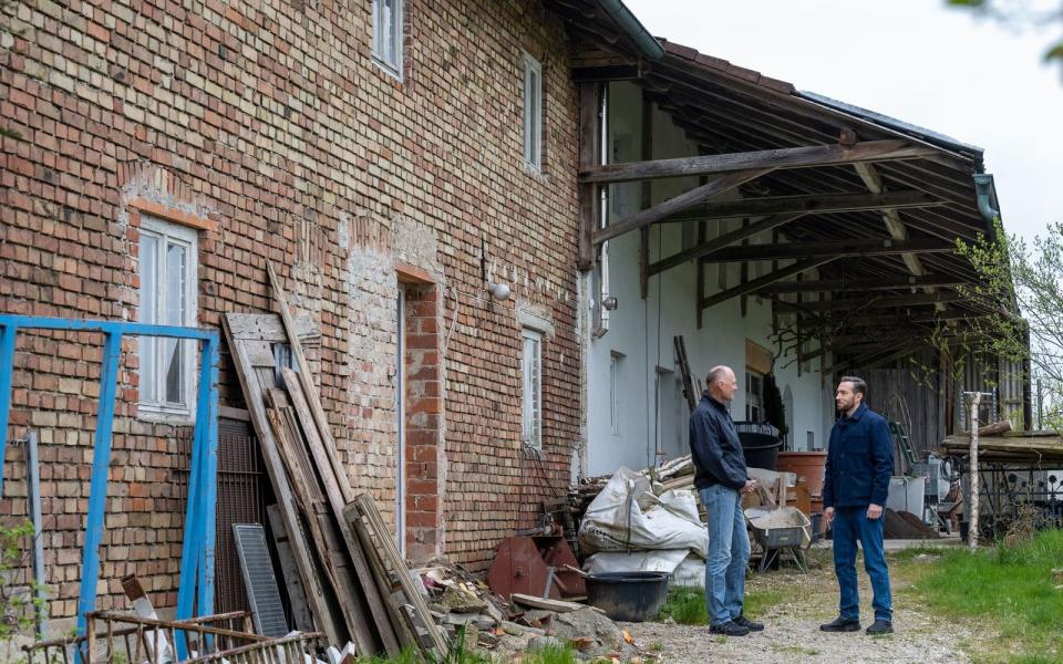 Der Hof des Mordopfers sah äußerlich heruntergekommen aus. Doch rasch stellte sich für die Ermittler heraus: Der Ermordete war vermögend. (Bild: ZDF / Saskia Pavek)