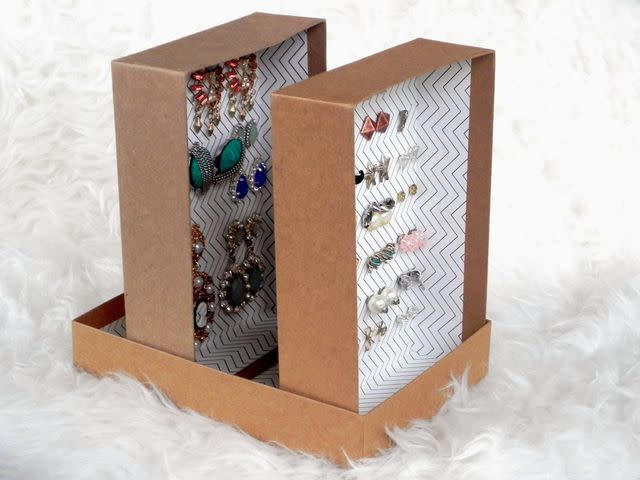 <a href="http://www.smartnsnazzy.com/2014/06/diy-upcycled-birchboxes-into-earring.html" data-component="link" data-source="inlineLink" data-type="externalLink" data-ordinal="1" rel="nofollow">Smart n Snazzy</a>