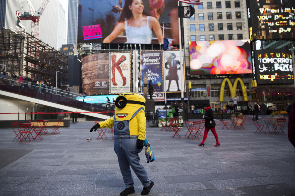 ARCHIVO - Un actor disfrazado de Minion, un personaje de "Despicable Me", busca que turistas se fotografíen con él a cambio de dinero en Times Square, en Nueva York, el 29 de marzo de 2016. (Foto AP/Mary Altaffer, archivo)