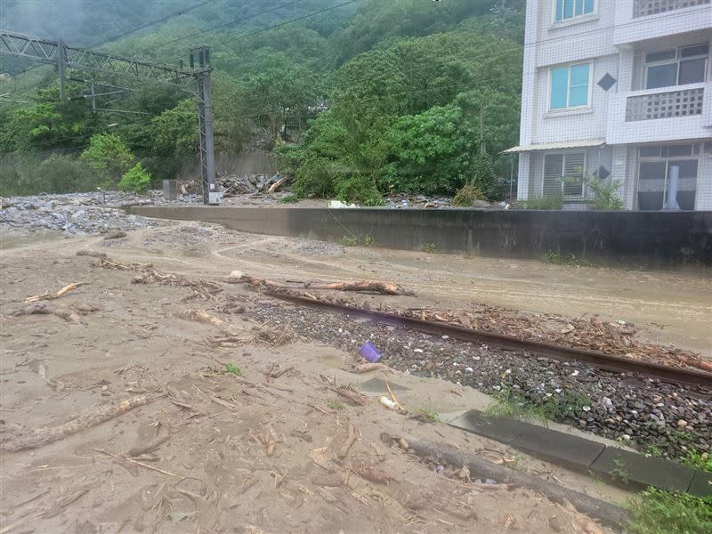 台鐵和仁與崇德間發生土石流雙線不通，最快23日零時清除完畢。（圖／翻攝畫面）