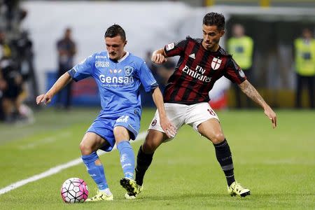 AC Milan's Suso (R) and Empoli's Mario Rui fight for the ball during their Serie A soccer match at San Siro stadium in Milan, August 29, 2015. REUTERS/Giampiero Sposito