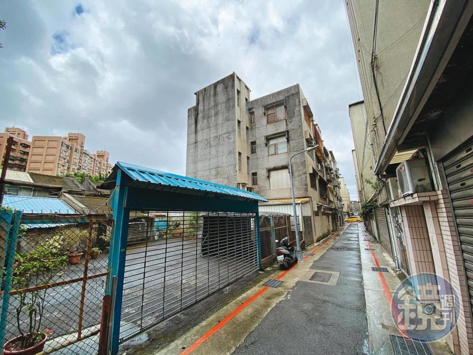 原本是停車場的畸零地被巧洋建設買走後，右方的16戶公寓基地因未滿300坪，難以自辦都更。