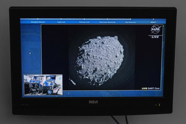 Un televisor en el Centro Espacial Kennedy de la NASA en Cabo Cañaveral, Florida, captura las imágenes finales de la Prueba de redirección de doble asteroide (DART) (Foto: JIM WATSON a través de Getty Images)