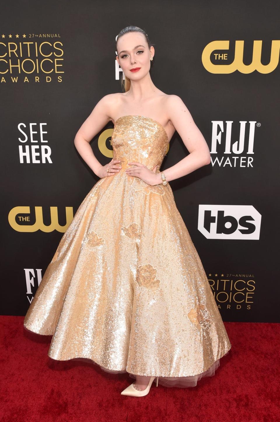 Elle Fanning channeled Old Hollywood glamour (Getty Images for Critics Choice)