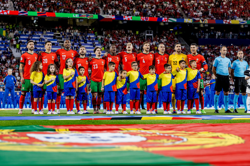 葡萄牙在2024歐洲足球錦標賽首場小組賽面對捷克，賽前國歌儀式，C羅面對與其他人不同的右前方。(Photo by Eric Verhoeven/Soccrates/Getty Images)