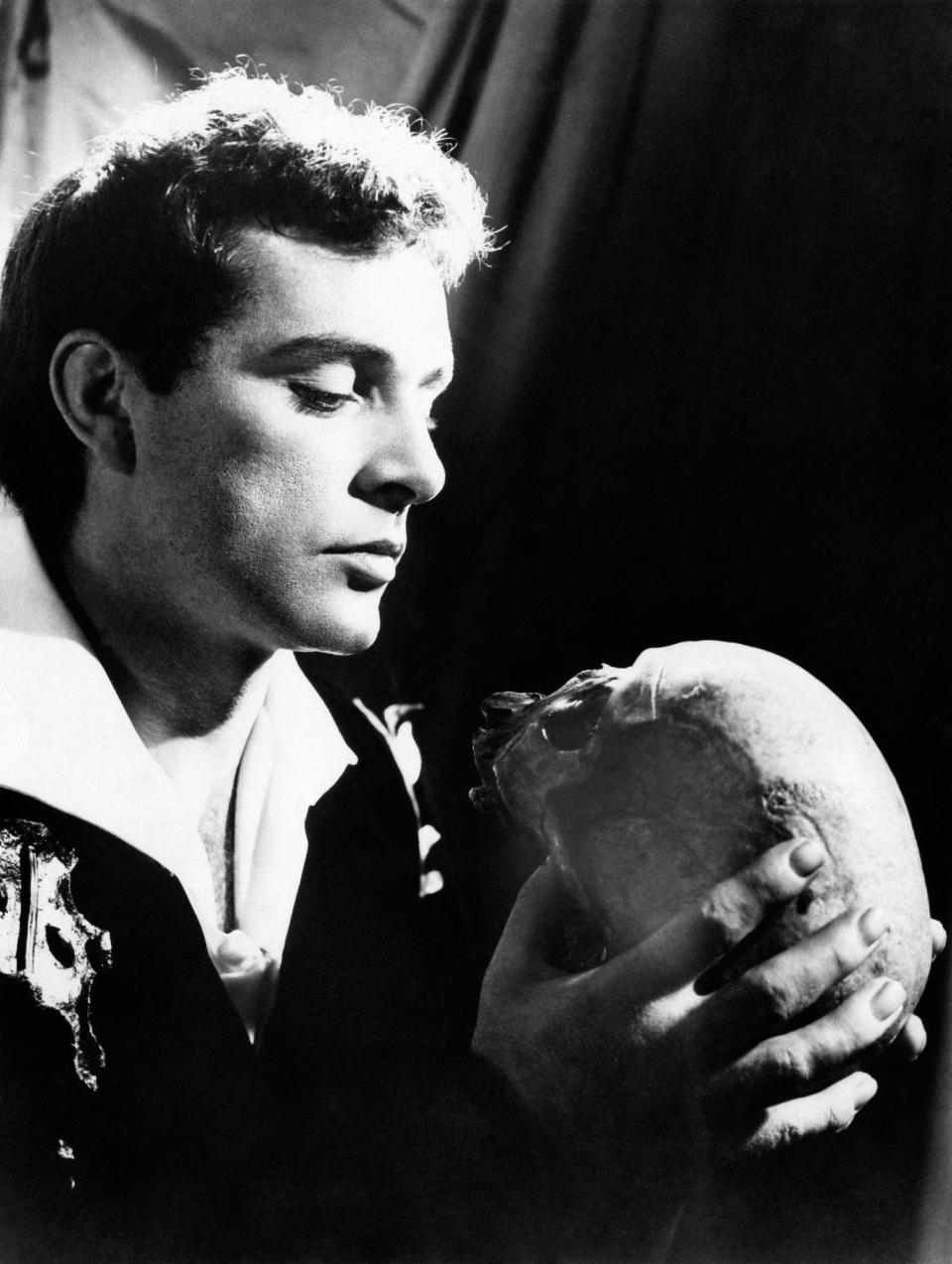 Richard Burton acting in the tragedy Hamlet. New York, 26th September 1964 (Photo by Mondadori via Getty Images)