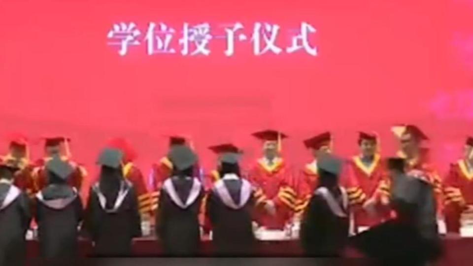 復旦大學畢業典禮台籍學生打教授。（圖／翻攝自 微博）