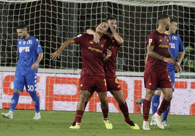 Paulo Dybala festeja con sus compañeros tras anotar el primer gol de Roma ante Empoli, por la Serie A