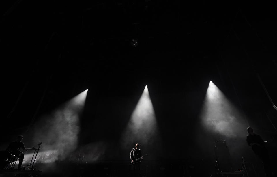 Greg González de la banda Cigarettes After Sex durante su concierto en el festival Corona Capital en la Ciudad de México el viernes 18 de noviembre de 2022. (Foto AP/Eduardo Verdugo)