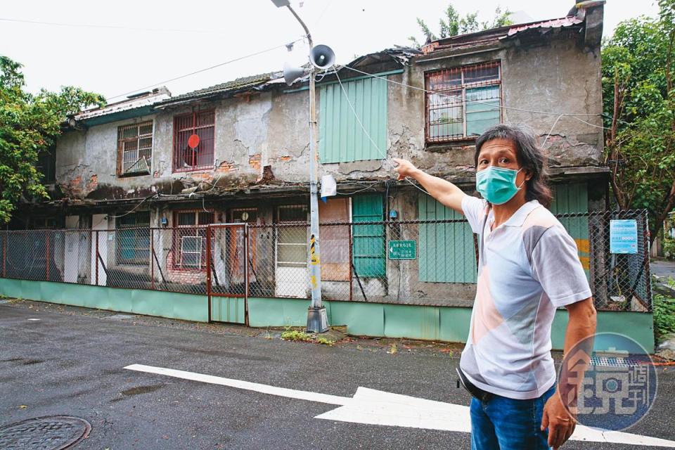 在忠誠新村旁住了近50年的王先生，指著即將都更的忠誠新村，希望自己的家也能納入都更。