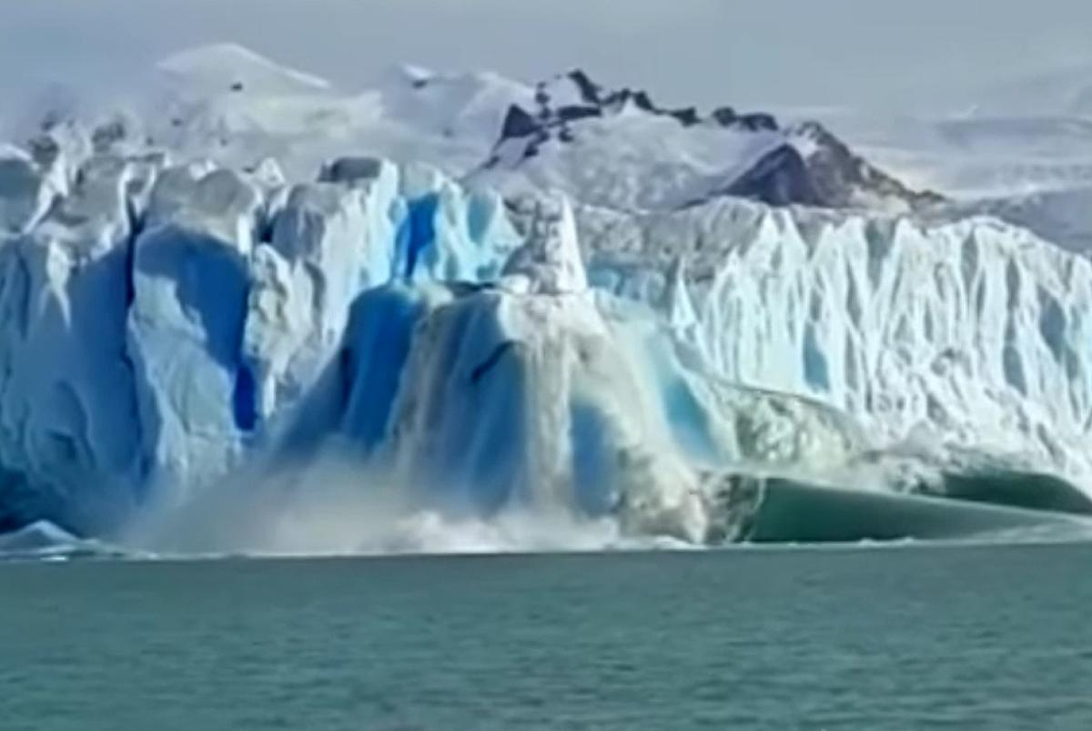 El Resquebrajamiento Impactante Del Glaciar Perito Moreno