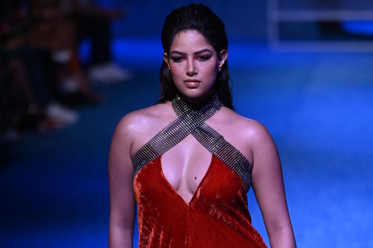 Miss Universo Harnaaz Kaur Sandhu con una creación de los diseñadores Shivan y Narresh en el Lakme Fashion Week. (Photo by SAJJAD HUSSAIN/AFP via Getty Images)