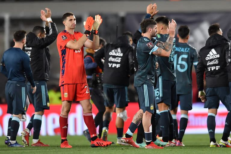 Final del partido de eliminatorias entre la Argentina y Perú; Emiliano Martínez, Rodrigo De Paul y Joaquín Correa aplauden frente al público.