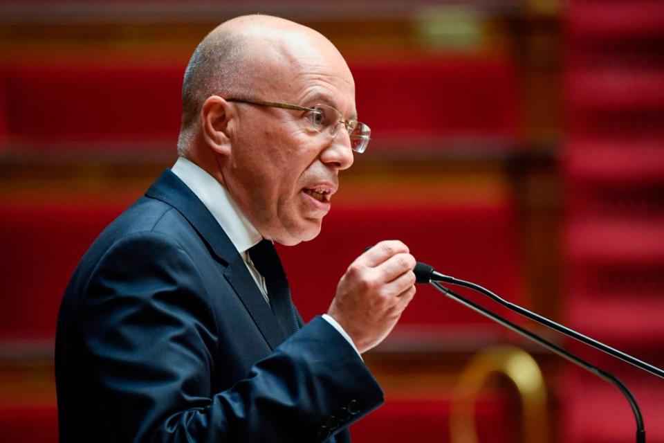 <p>Toujours prompt à occuper l’espace médiatique, le député Les Républicains des Alpes-Maritimes Eric Ciotti n’a pas manqué l’occasion de s’exprimer une nouvelle fois au sujet des gilets jaunes, dimanche sur France Inter. Lui qui avait jusqu’ici soutenu le mouvement, au motif qu’il comprenait « la colère » des manifestants, considère désormais qu’il est temps d’en finir. « Pour samedi prochain le 23 février, je demande qu’on interdise les manifestations, a-t-il exhorté. Le mouvement a été dévoyé par la violence, les chiffres sont terrifiants : 1 400 représentants des forces de l’ordre blessés, plus de 2 000 manifestants blessés, ça veut dire 3 500 blessés, 11 morts. On n’a jamais eu un tel bilan en France métropolitaine depuis la guerre d’Algérie. »<br>(Crédit : Getty Images) </p>