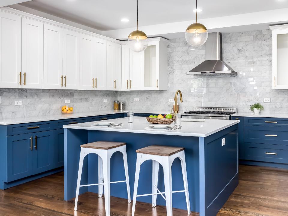 A kitchen with blue cabinets